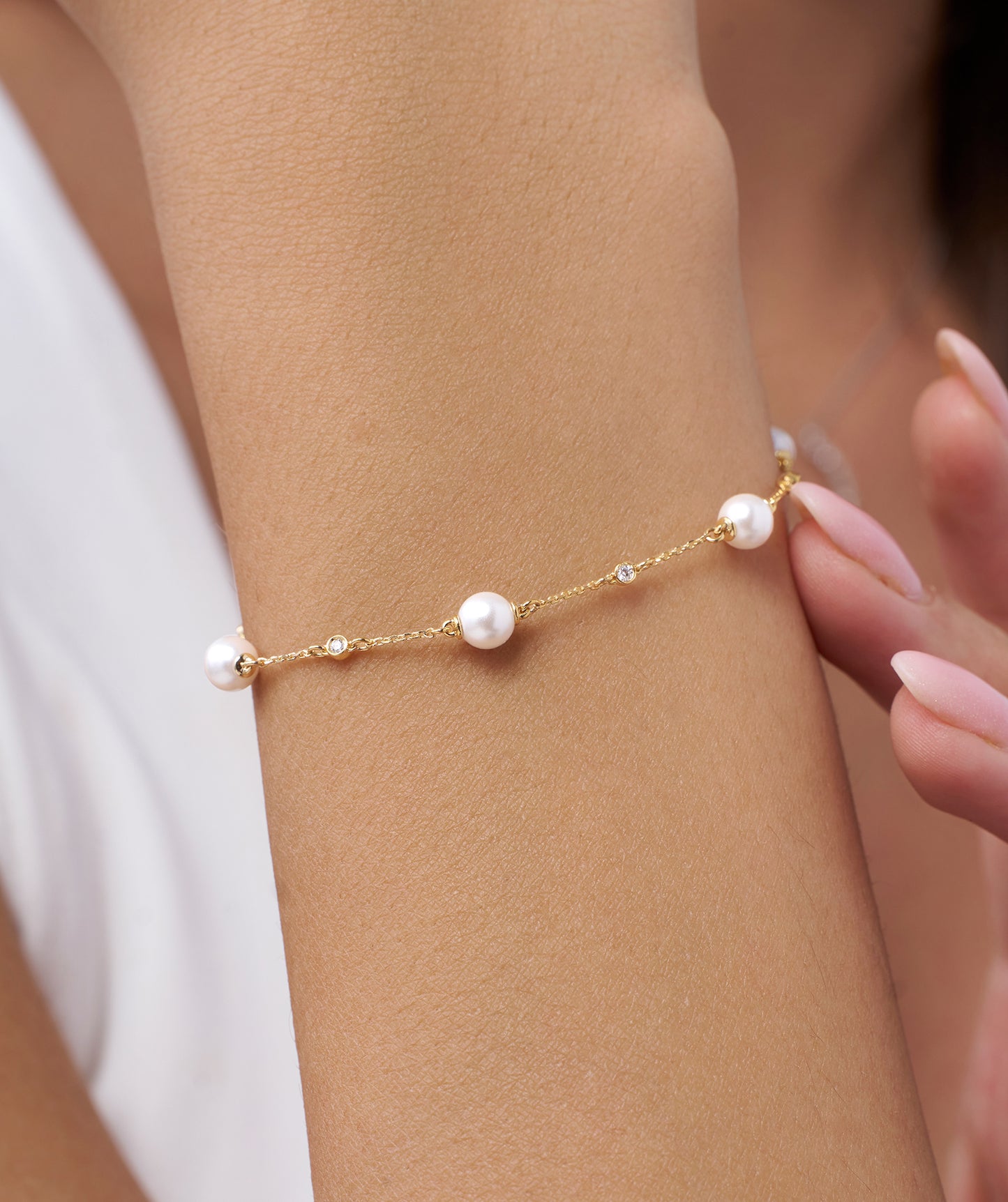 Pearlescent Elegance Diamond Bracelet